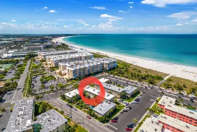Image de Condo lumineux et propre près de la plage avec piscine chauffée.