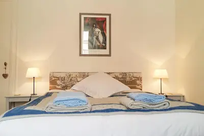 Image de 8 place Hoche : un deux pièces de charme au coeur de Versailles
