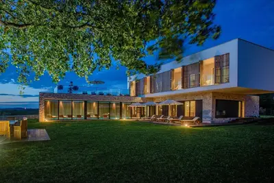 Image de Villa de conception moderne avec piscine intérieure-extérieure en Istrie entourée de nature sur une grande propriété qui garantit l'intimité.