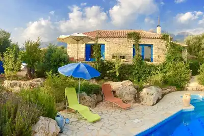 Image de Mikros Pyrgos: villa magnifiquement située avec piscine privée et vue imprenable sur la mer