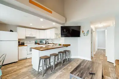 Une paire de cottages avec vue sur la baie avec câble et Wi-Fi gratuit - marchez 2 pâtés de maisons jusqu'à la plage!