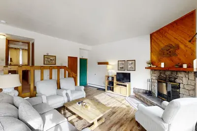 Image de Condo au sommet de la montagne avec balcon privé et piscines / bains à remous / saunas / salle de jeux partagés!