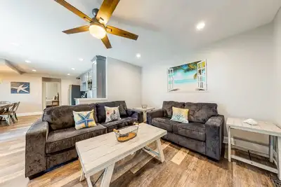 Image de Appartement au bord de l'eau avec terrasse meublée et Wi-Fi gratuit - à pied de la plage!