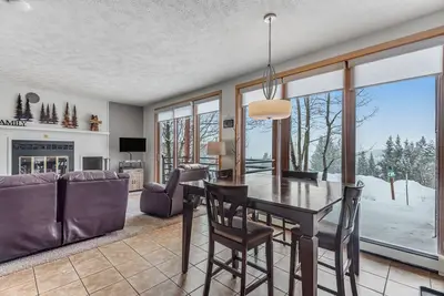 Image de Condo au rez-de-chaussée avec clubhouse offrant piscine, bain à remous, tennis, jeux
