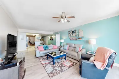 Image de Condo avec vue sur l'océan au complexe en bord de mer avec balcon et piscines / bains à remous / salle de gym partagés!