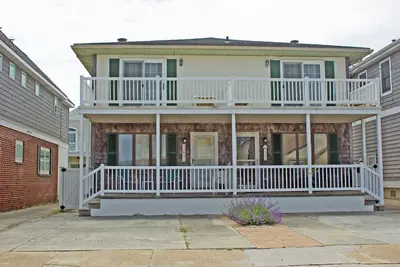 Image de Maison 3 Br, 2 blocs à la plage, belle arrière-cour pour griller