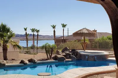Image de Superbes vues panoramiques sur le lac et maison de piscine spacieuse et personnalisée, Backyard Paradise!
