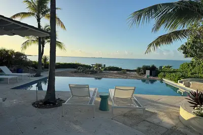 Image de Twelve Palms Villa: Une belle maison en bord de mer.