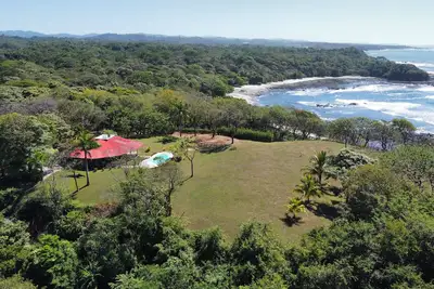 Image de Maison costaricaine du côté falaise avec piscine privée entourée par la faune!