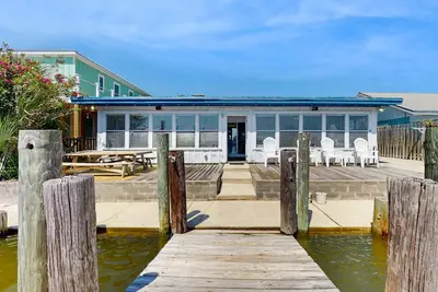 Image de Bayfront maison w / quai privé, terrasse et porche de couchage - chien-friendly!