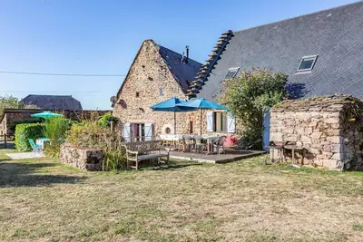 Image de Grange corrézienne typique en pierre au sein d'une nature préservée