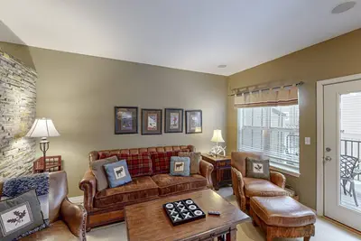 Image de Condo moderne avec piscine partagée / bain à remous - à quelques pas de la ville, près du ski!