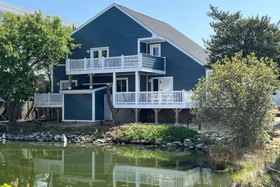 Image de Deux appartements avec vue sur la baie avec terrasses meublées et Wi-Fi gratuit - deux pâtés de maisons de la plage!