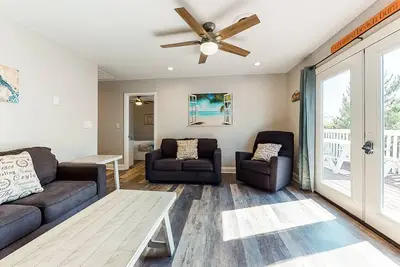 Image de Appartement spacieux au bord de l'eau avec terrasse meublée - à pied de la plage!