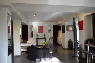 Image de Appartement atypique 90 m², rez-de-jardin - beaux espaces, 3 chambres - Piscine
