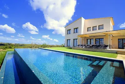 Finca moderne Can Sal avec vue panoramique sur l'île