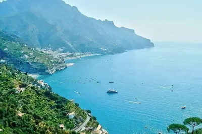 Villa Antea: Un appartement caractéristique et accueillant construit sur le terrain en pente face à la mer.