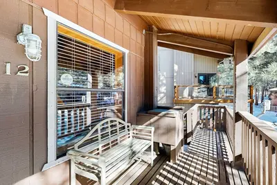 Image de Cozy condo w / foyer au bois et aires de pique-nique - 3 blocs de ski, à pied de la ville!