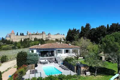 Image de Exceptionnel à la Cité Médiévale: grande villa avec piscine chauffée, 2 jacuzzis
