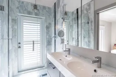 Image de Superbe piscine privée à la maison des équipements modernes à Fort Lauderdale / Wilton Manors