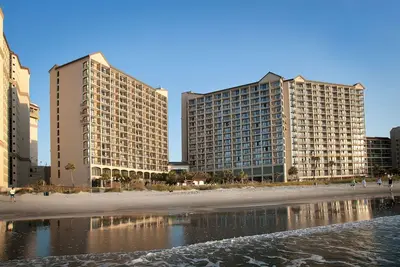 Image de Condo au bord de l'océan avec 2 chambres et vue imprenable + privilèges de location officiels sur place
