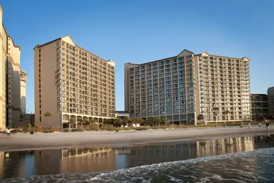 Image de Condo au bord de l'océan avec 2 chambres et vue imprenable + privilèges de location officiels sur place