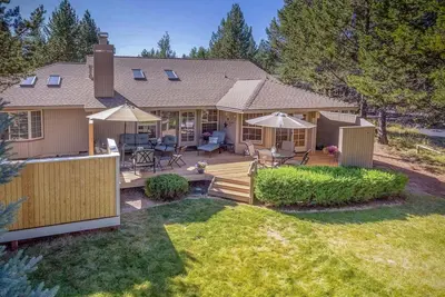 Image de Spacieuse maison avec bain à remous privé, ping-pong, piscines partagées et 10 passes Sharc!