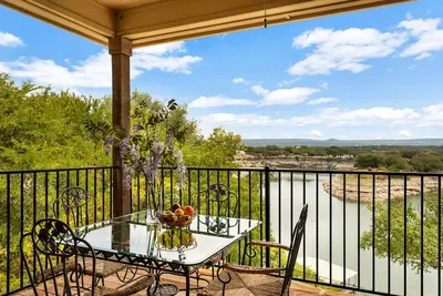 Image de Lake Travis Waterfront Home - Retraite privée avec quai à bateau et vue panoramique