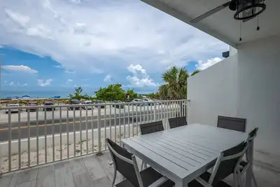 Image de Amazing Beach Views pendant que vous vous détendez des balcons