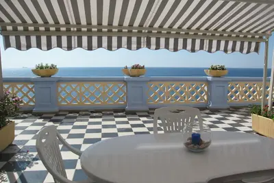 Appartement dans un immeuble seigneurial de 1920 avec accès privé à la mer