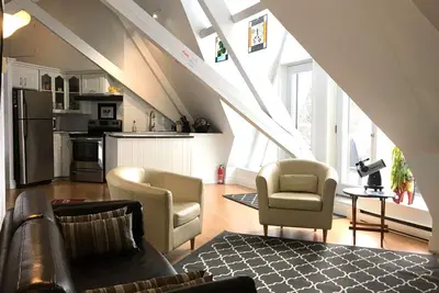 Image de Loft créatif unique et lumineux dans une église en pierre gothique historique avec clocher