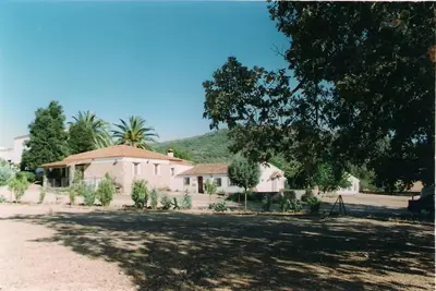 Image de Maison à louer complète située à la campagne, porche extérieur avec barbecue