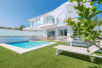 Image de Magnifique villa B avec vue sur le lac et proche de la plage.