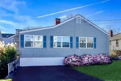 Image de Groton Long Point Beach House dans un excellent emplacement!