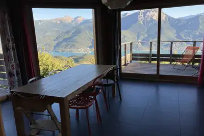 Image de Chalet vue sur le lac de Serre Ponçon à proximité du parc des Ecrins