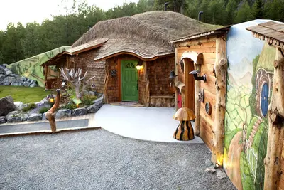 Image de The Shire of Montana est la seule véritable maison Hobbit où vous pourrez passer la nuit dans un style Hobbit chaleureux.