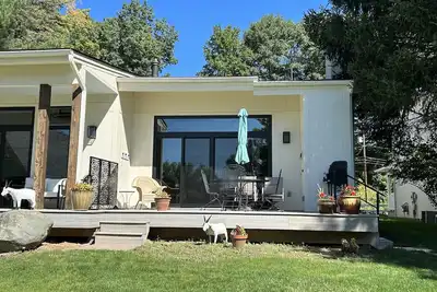 Image de 3 Bd sur le magnifique lac Charlevoix; À quelques minutes de marche de Boyne City