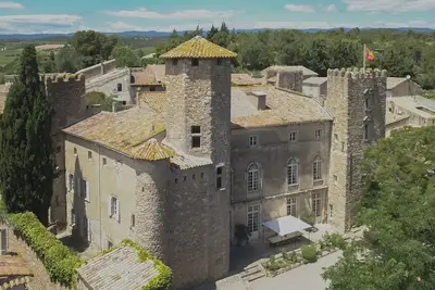 Image de château historique en Languedoc, 18 pers, parc de 2 ha avec piscine tennis