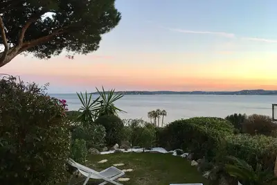 Image de Magnifique Appartement (2\/4 P) Vue mer exceptionnelle face Ă Saint-Tropez, Jardin, Piscine