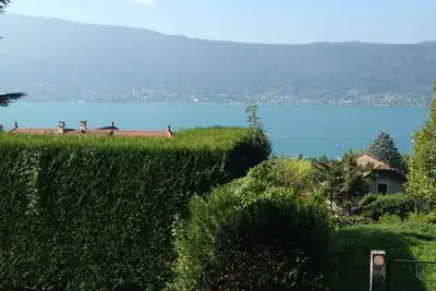 Maison vue lac, rive est, au pied du Mont-Veyrier