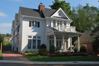 Image de Domaine du designer au bord du lac, à un pâté de maisons de la plage