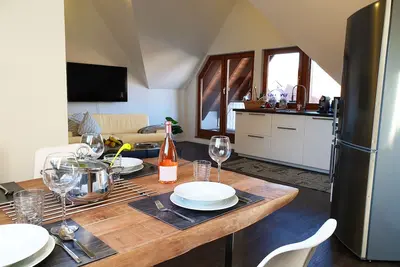 Image de Appartement mansardé moderne de 2 pièces avec balcon et Internet / wi-fi