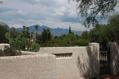 Image de Tubac Country Club Estate Home près d'un terrain de golf