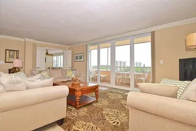 Image de Condo luxueux du front du golfe avec des vues imprenables sur le golfe et la baie. Plage privée, accès par la baie, piscine chauffée, Gated # 606
