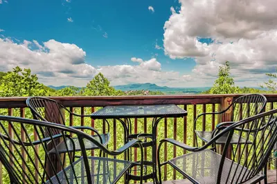 Image de Charme de la montagne: vue spectaculaire sur la montagne! Romantique, salle de jeux, près de toutes les principales attractions!