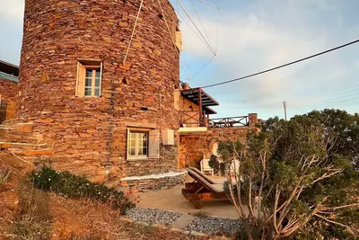 Image de Le moulin à vent de pierre. Conviviale et familiale. . ! Les propriétaires vous souhaitent la bienvenue. L'hospitalité en direct. !