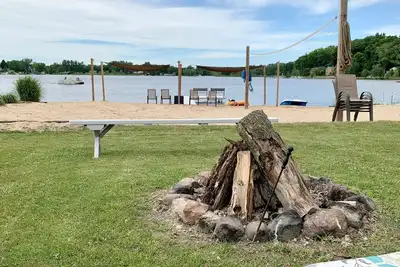 Image de Cottage rénové avec quai de bateau privé près de Grand Rapids ~ Plage de sable ~ Pêche
