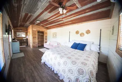 Image de Le Creekside Crib - The Cabins at Onion Creek