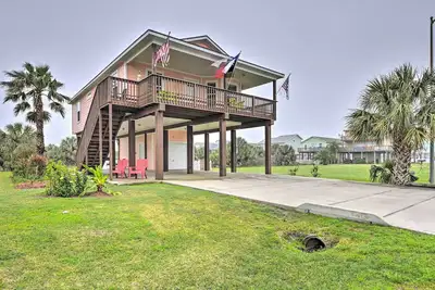 Image de Nouveau! Galveston Home w / Canal Views, à 5 km de la plage!