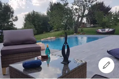 Image de Maison rénovée en pierre avec piscine et jaccuzzi